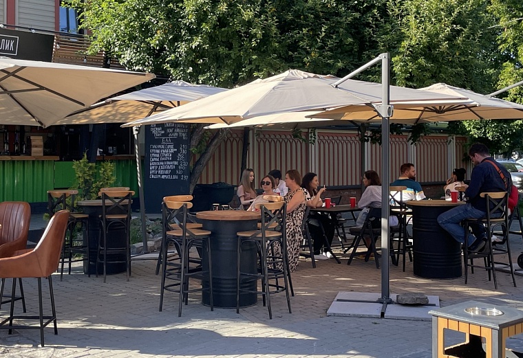 Лимонад под тентом — отличный способ спастись от жары