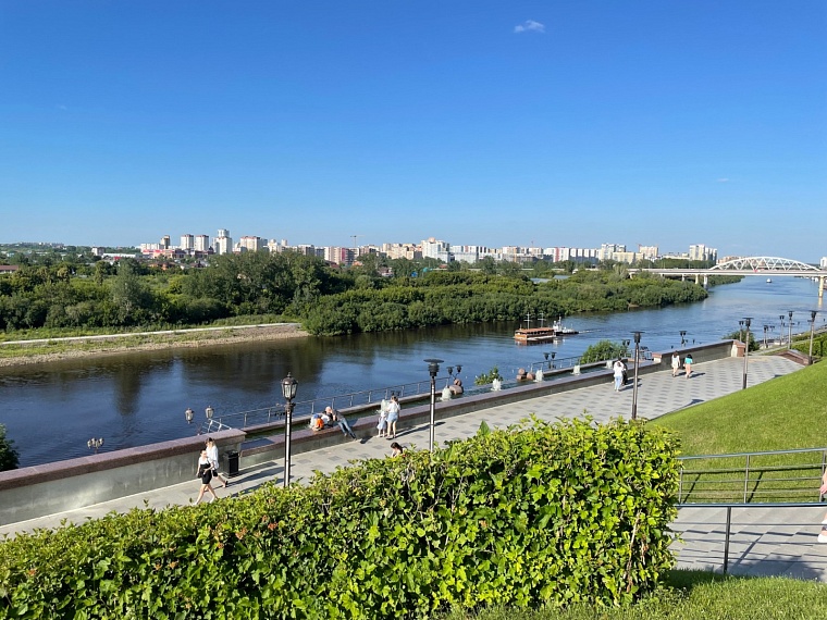 Набережная Туры — идеальное место, где можно и подышать свежестью фонтанов, и съесть мороженое, и выпить лимонад