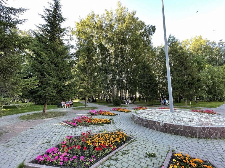 Лавочки в парках нередко расположены под сенью деревьев