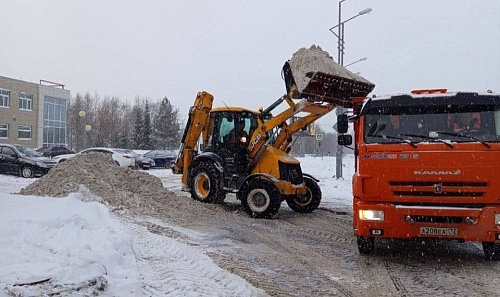 Коммунальщики Тобольска усиленно работают на уборке улиц