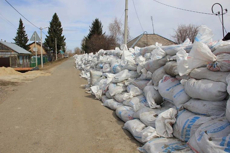 В районах Тюменской области оперативно возводят дамбы