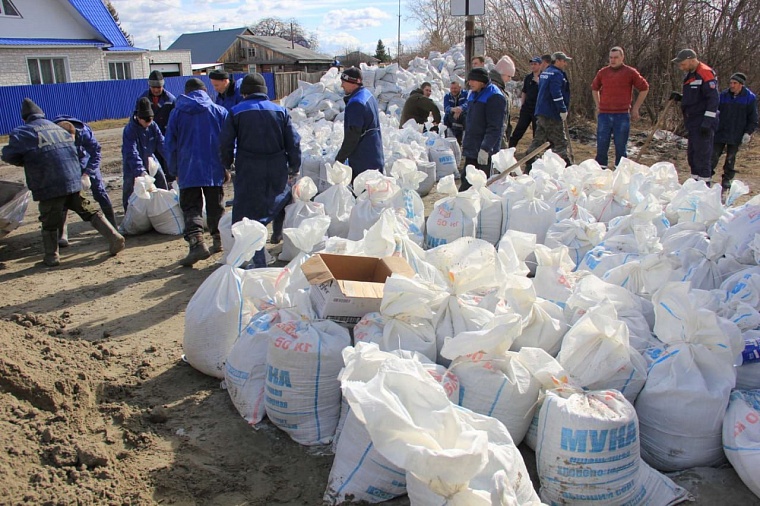 В районах Тюменской области оперативно возводят дамбы