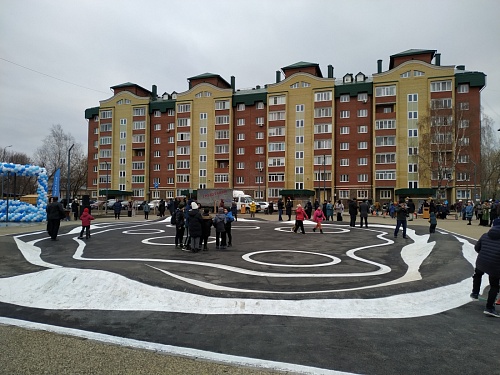 Дворовую площадку в тюменских Тарманах украсили черноморской галькой