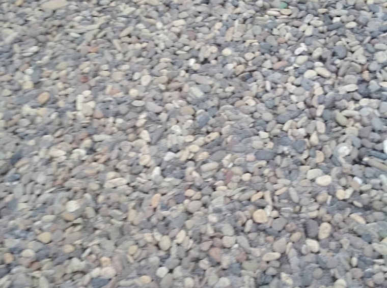 Дворовую площадку в тюменских Тарманах украсили черноморской галькой