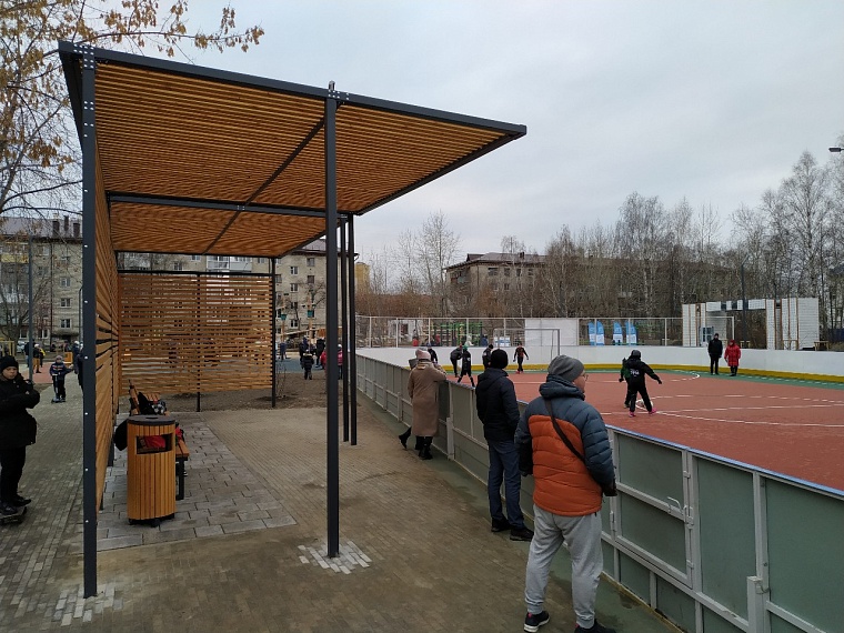 Дворовую площадку в тюменских Тарманах украсили черноморской галькой