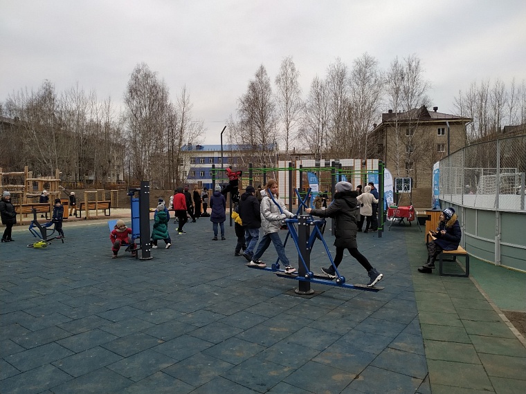 Дворовую площадку в тюменских Тарманах украсили черноморской галькой