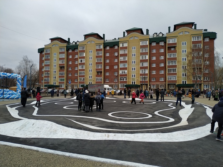 Дворовую площадку в тюменских Тарманах украсили черноморской галькой