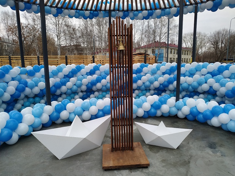 Дворовую площадку в тюменских Тарманах украсили черноморской галькой