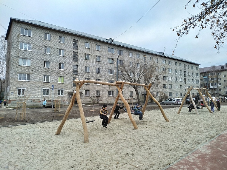 Дворовую площадку в тюменских Тарманах украсили черноморской галькой