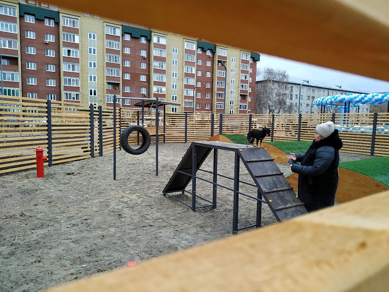 Дворовую площадку в тюменских Тарманах украсили черноморской галькой