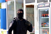 В Тюмени полицейские с ОМОНом проверили Калининский рынок