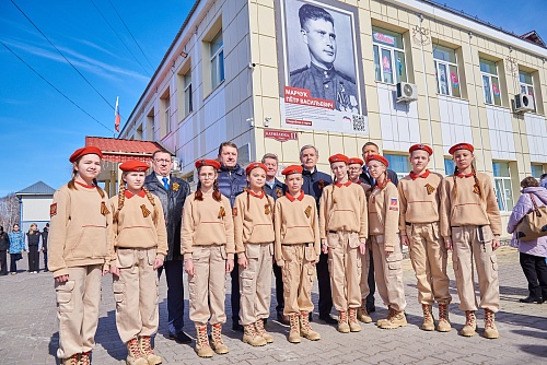 На фасадах трех учебных заведений Ялуторовска появились новые лица героев