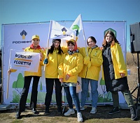 Сотрудники тюменских предприятий «Роснефти» провели экологическую акцию на озере Песьяное
