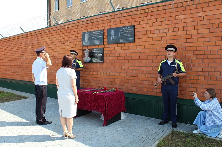 В Заводоуковске открыли мемориальную доску в память о погибшем полицейском