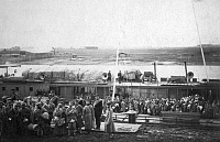 Партия ссыльных и каторжан на Тюменской пристани. 1885 год. Фото Д. Кеннана