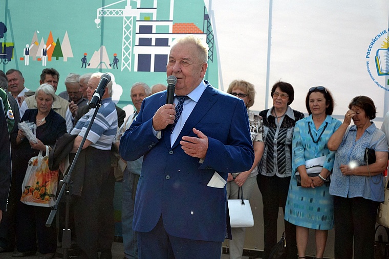 Леонид Рокецкий передал тюменским студотрядовцам привет от бойцов 1966 года