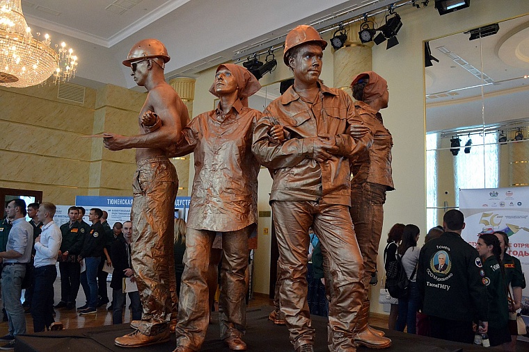 Леонид Рокецкий передал тюменским студотрядовцам привет от бойцов 1966 года