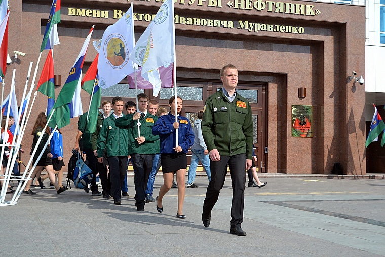 Леонид Рокецкий передал тюменским студотрядовцам привет от бойцов 1966 года