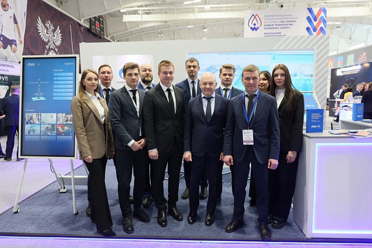 Представители «Газпром добыча Уренгой» у экспозиции компании на выставке «Газ. Нефть. Новые технологии – Крайнему Северу»
