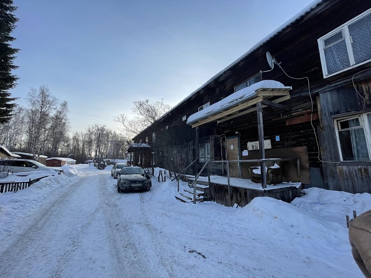 В аварийном доме по ул. Оловянникова в Тюмени починят ступеньку и продолжат следить за состоянием