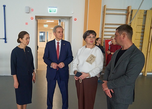 Единороссы побывали в самой большой школе Тюменской области