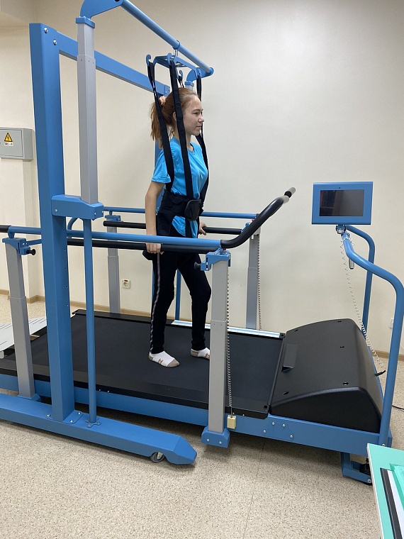 Тренажер «Тредмил» помогает особенным тюменцам учиться твердо стоять на ногах