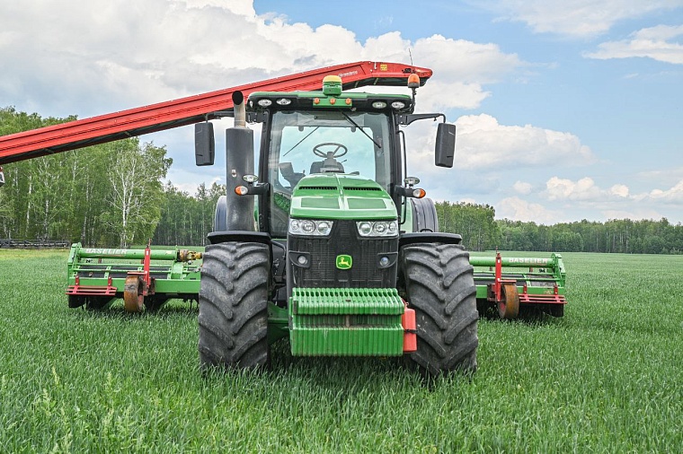 Александр Моор и глава Минсельхоза Дмитрий Патрушев побывали на заводе по переработке овощей  в Упоровском районе