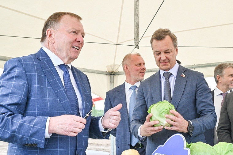 Александр Моор и глава Минсельхоза Дмитрий Патрушев побывали на заводе по переработке овощей  в Упоровском районе