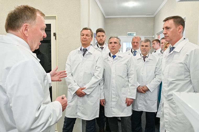 Александр Моор и глава Минсельхоза Дмитрий Патрушев побывали на заводе по переработке овощей  в Упоровском районе