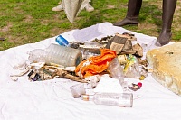Бычки, прокладки, пенопласт: на берегу озера Круглого в Тюмени собрали 12 кг мусора