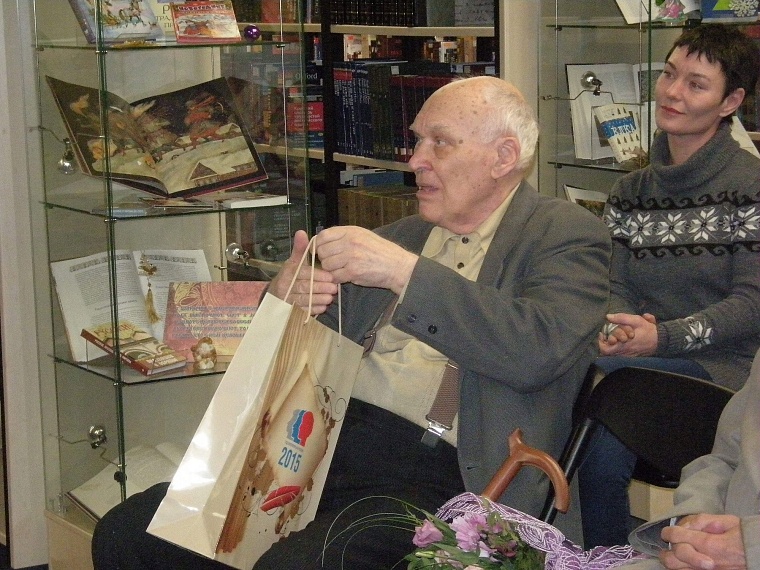 Тюменским писателям вручили литературные премии губернатора