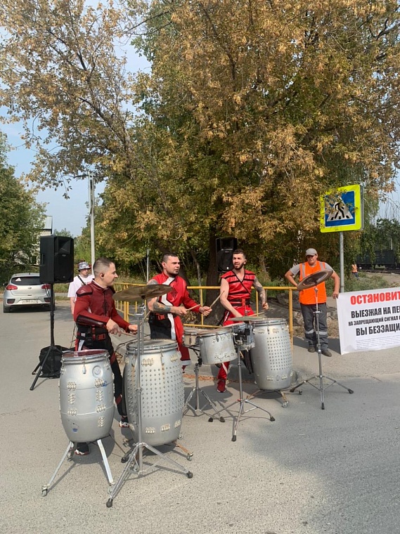 Нарушителей на ж/д переезде в Винзилях разгоняли боем барабанов