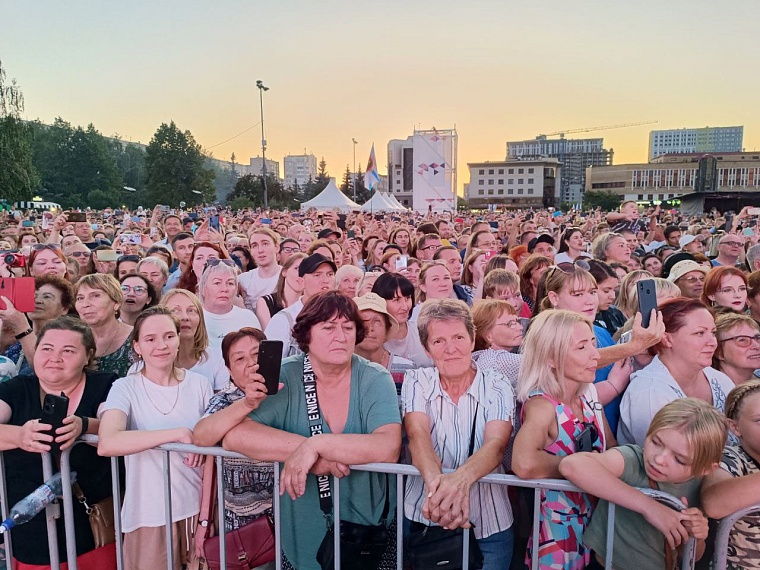 В Тюмени прошёл концерт легендарной группы «Любэ»