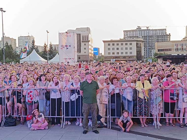 В Тюмени прошёл концерт легендарной группы «Любэ»