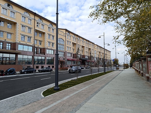 Белая брусчатка, лавочки, живая изгородь: как изменилась улица Ленина в Тюмени