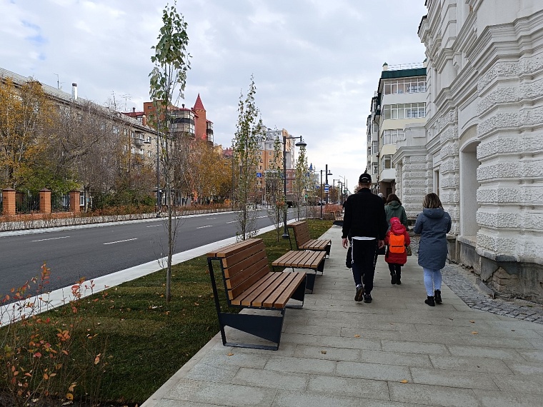 Белая брусчатка, лавочки, живая изгородь: как изменилась улица Ленина в Тюмени