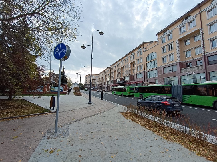 Белая брусчатка, лавочки, живая изгородь: как изменилась улица Ленина в Тюмени