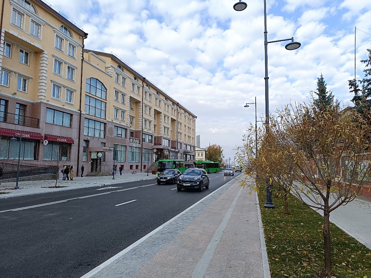 Белая брусчатка, лавочки, живая изгородь: как изменилась улица Ленина в Тюмени