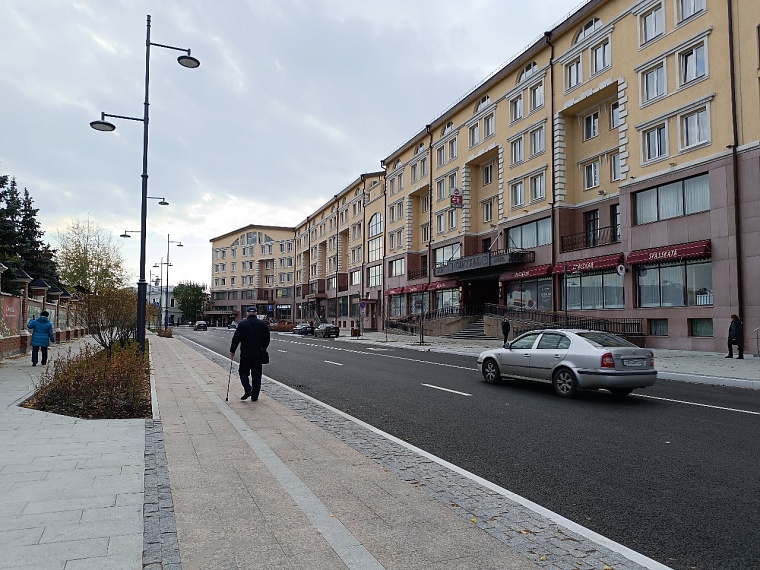 Белая брусчатка, лавочки, живая изгородь: как изменилась улица Ленина в Тюмени