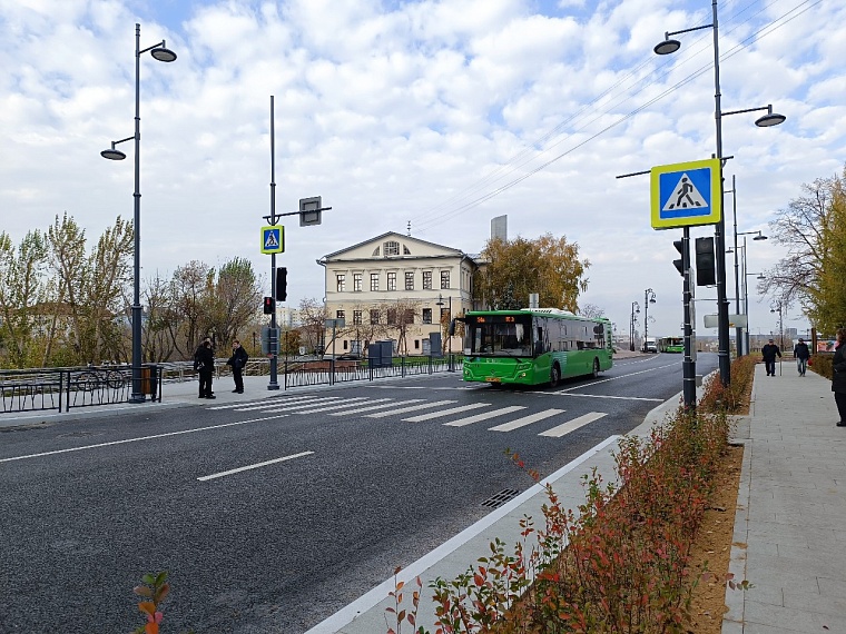 Белая брусчатка, лавочки, живая изгородь: как изменилась улица Ленина в Тюмени