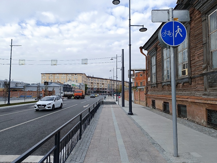 Белая брусчатка, лавочки, живая изгородь: как изменилась улица Ленина в Тюмени