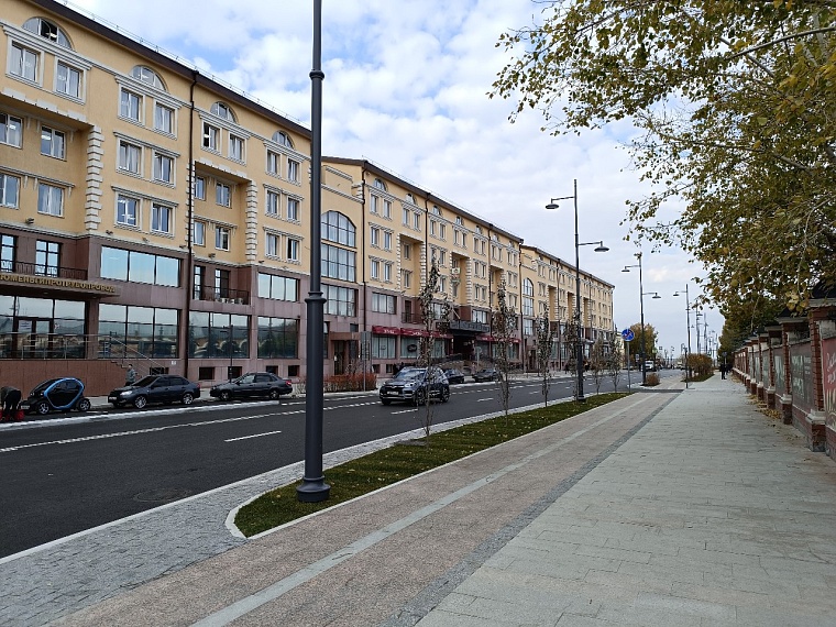 Белая брусчатка, лавочки, живая изгородь: как изменилась улица Ленина в Тюмени