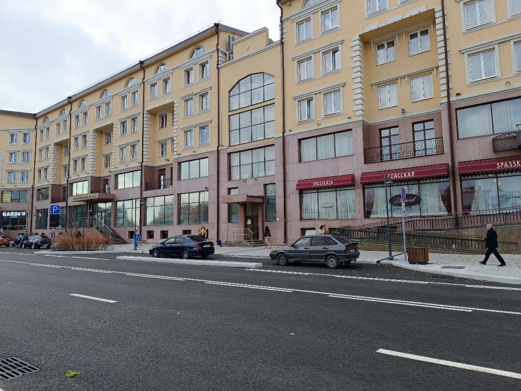 Белая брусчатка, лавочки, живая изгородь: как изменилась улица Ленина в Тюмени