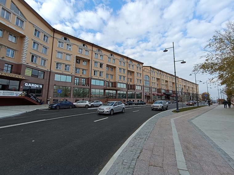 Белая брусчатка, лавочки, живая изгородь: как изменилась улица Ленина в Тюмени