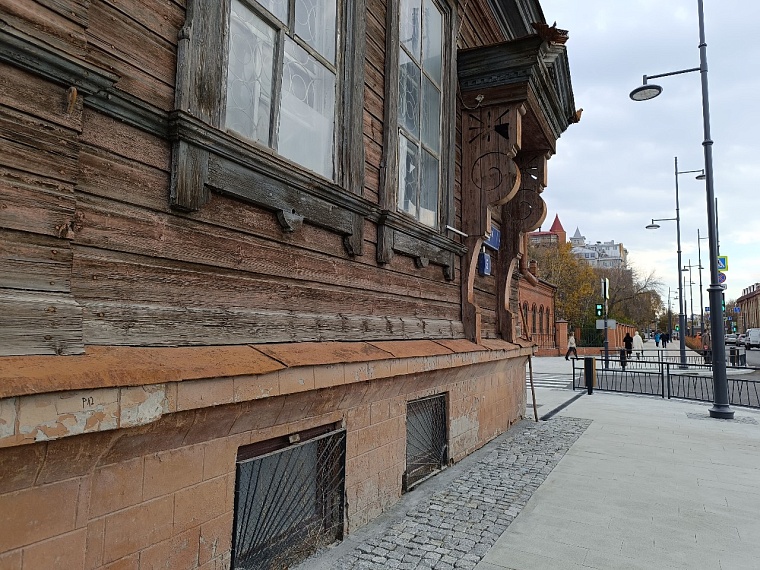 Белая брусчатка, лавочки, живая изгородь: как изменилась улица Ленина в Тюмени