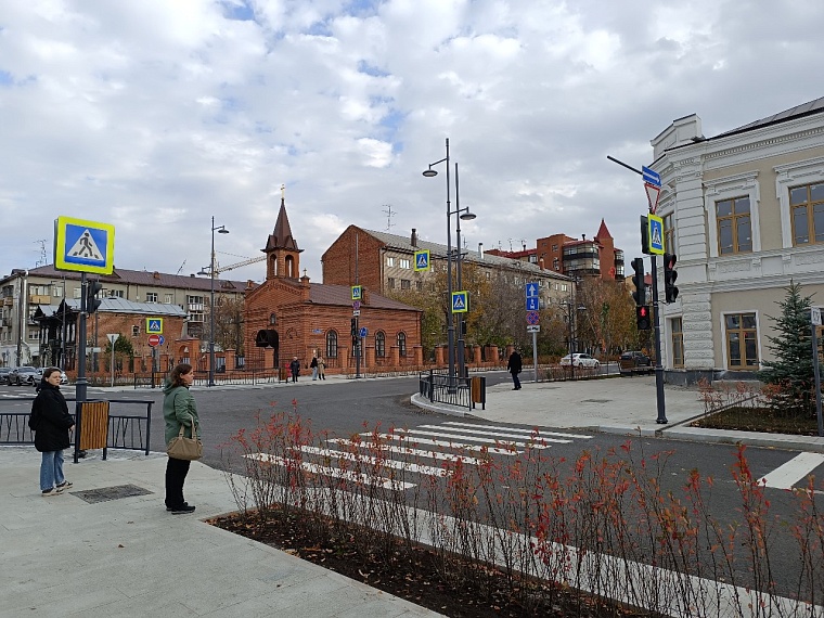 Белая брусчатка, лавочки, живая изгородь: как изменилась улица Ленина в Тюмени