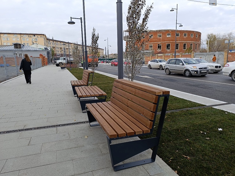 Белая брусчатка, лавочки, живая изгородь: как изменилась улица Ленина в Тюмени