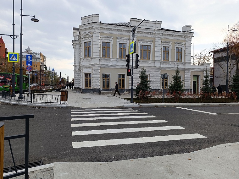 Белая брусчатка, лавочки, живая изгородь: как изменилась улица Ленина в Тюмени