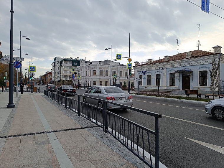 Белая брусчатка, лавочки, живая изгородь: как изменилась улица Ленина в Тюмени