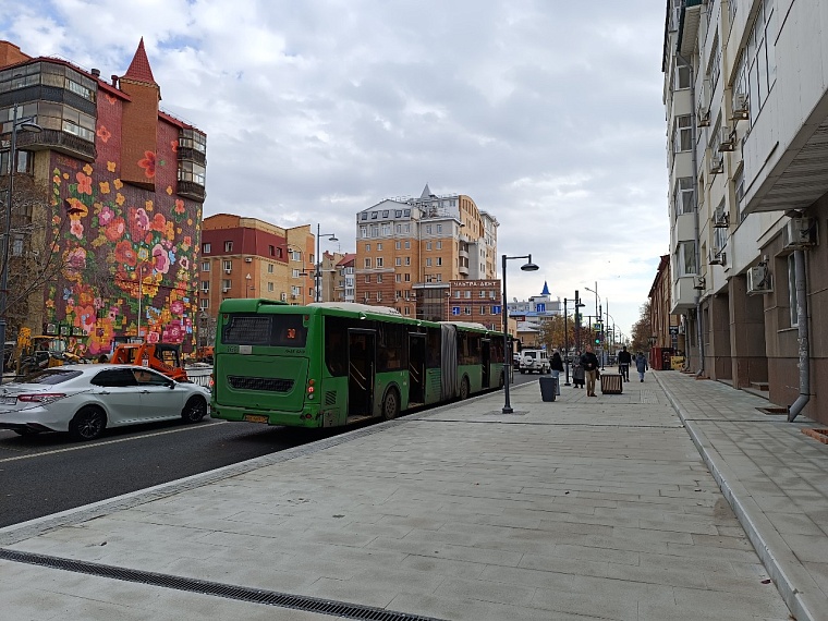 Белая брусчатка, лавочки, живая изгородь: как изменилась улица Ленина в Тюмени